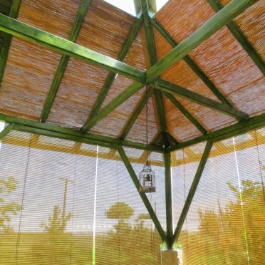 terasz tetejének árnyékolása bambusz rolóval